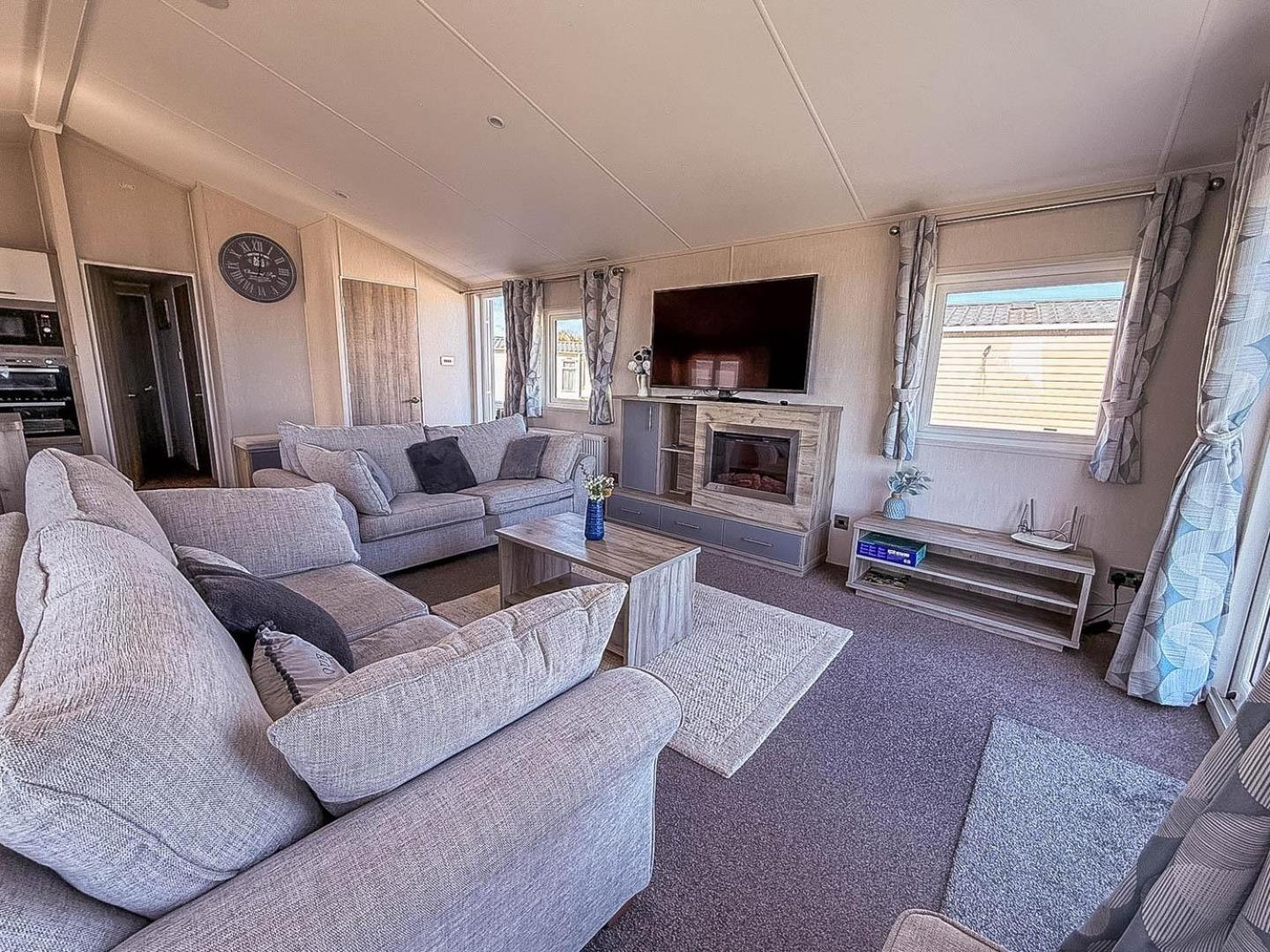 Stunning 6 Berth Lodge With Full Sea Views In Suffolk Ref 68007Cr 로웨스터프 외부 사진