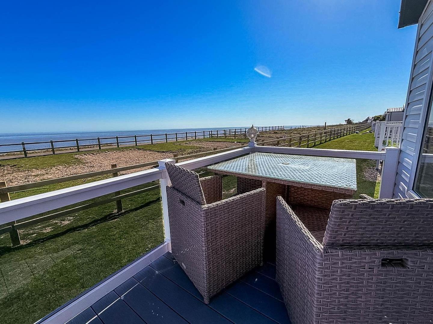 Stunning 6 Berth Lodge With Full Sea Views In Suffolk Ref 68007Cr 로웨스터프 외부 사진